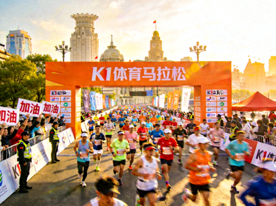 K1体育策划的大型城市马拉松赛事活动现场，人群涌动
